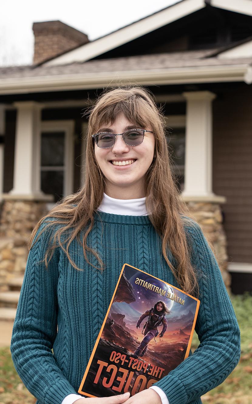 Natalie Martinaitis in front of the Publications House on 九州娱乐官网's campus